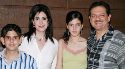 Salua junto a sus padres, Luis Juan Marcos y Salua de Juan Marcos, y su hermano Luis.