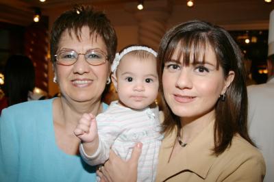 Alejandra Martínez de Enríquez, Rosa Isela Enríquez de Ramos y Mariángel Ramos de Eríquez, forman parte de tres generaciones.