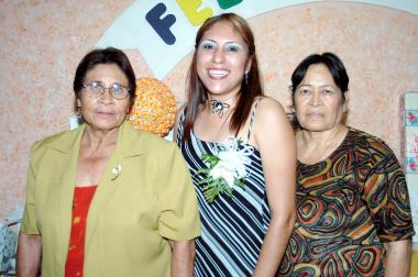 Sandra Rocío Martínez Pérez junto a las organizaciones de su despedida de soltera, las señoras Cándida y Consuelo Rodríguez.