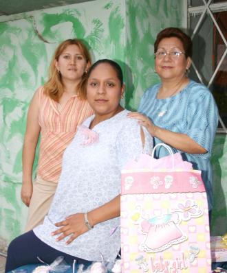 María Teresa González de Benítez acompañada de Esther Azucena Ramos de contreras y Leticia Hernández Marín, organizadoras de su fiesta de regalos.