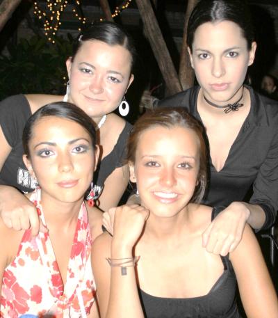 Laura, Marilú, Emy y Mónica.