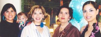 La festejada en compañía de Marina Ceballos de Madrid, María Teresa Martínez de Ceballos y María Teresa Ceballos de Gidi.