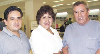  25 de Agosto  

Carlos Ulloa voló con destino a Los Ángeles, lo despidieron Prometeo Murillo y Adela Ulloa.