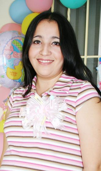 Elvira del Carmen Herrera de Medrano, captada en su fiesta de regalos ofrecida por las señoras Silvia Graciela y María Elena Herrera.