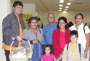 La familia Volkaert voló a París, los despidieron la familia Ochoa.