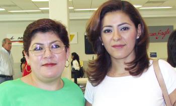  26 de Agosto  

Wendy Medina viajó con destinoa la Ciudad de México, la despidio Leticia Rangel.