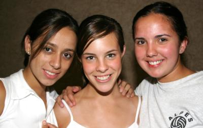 Amigas y más amigas estuvieron presentes en la fiesta de despedida.