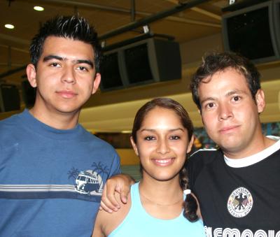 Karla, José Luis y Juan Macías.