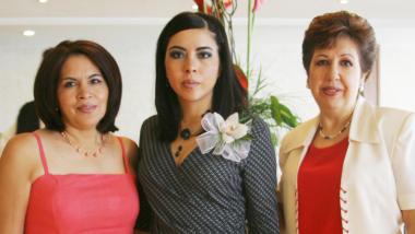 Berenice Salcedo junto a Concepción Noyola de López Amor y Marcela López Amor, en su despedida de soltera efectuada en días pasados.