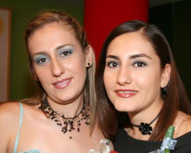 Esther y Ery Merz Magaña, captados en la despedida de solteras que les ofrecieron por sus próximas bodas.