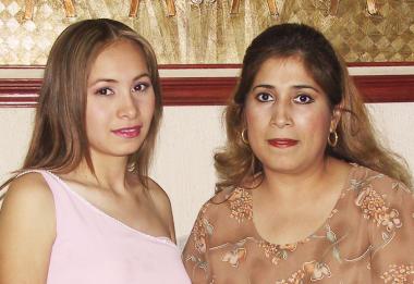  27 de Agosto 


Selene Zubiría Arratia acompañada por su mamá Mayela Arratia de Zubiría, en su última despedida de soltera.