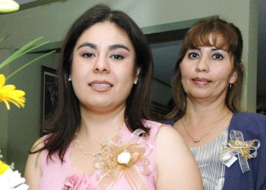 Alejandra Berlanga en compañía de su mamá Cecilia E. De Aguirre, en su despedida se soltera.