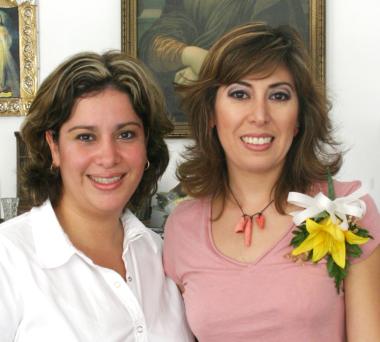Lily Rodríguez Canales en compañía de Georgina Gutiérrez de García, en su despedida de soltera.