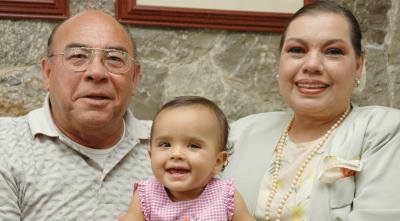 Jaime Anaya Mercado y Rosa alicia Arratia de Anaya, sostienen entre sus manos a su nieta Érika Anaya Martínez.