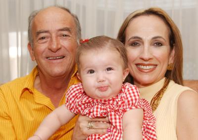 Luis Hermosillo Celada y María del Carmen Rodríguez de Hermosillo acompañados de su pequeña nieta Valeria.