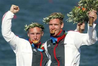Los alemanes Ronald Rauhe y Tim Wieskoetter ganaron el sábado la medalla de oro de los 500 metros kayak doble varones del torneo olímpico de canotaje con un tiempo de 1:27.040.