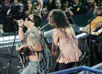 Cantando Lenny Kravitz (Izq.), y Alicia Keys, momento intenso cuando cantaron un clásico de este legendario músico.
