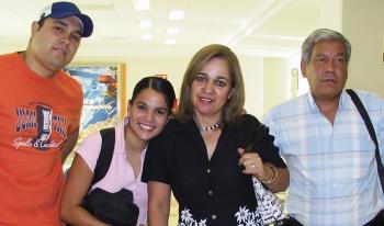 Alhely aguero viajó con destino a París, la despidieron Víctor Aguero, Cristy de Aguero y Roberto Sánchez.