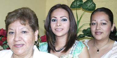 Sandra Patricia Martínez Uvalle acompañada de Rosario Uvalle Flores y Liliana Martínez de Uvalle.