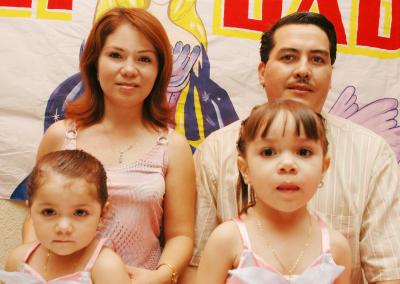 Karen Lizeth y Janethy Astrid Ortiz Magdaleno en compañía de sus papás, en su festejó de cumpleaños.