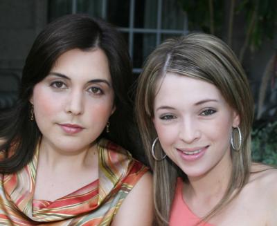 Paola Gónzalez y Liliana Uribe de Valdés.