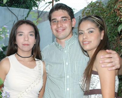  29 de Agosto 

 Alfa Leticia RodríguezDíaz y Fernanado Lárraga Castro en compañía de Rosa Isela García Ayala, organizadora de su despedida de solteros.