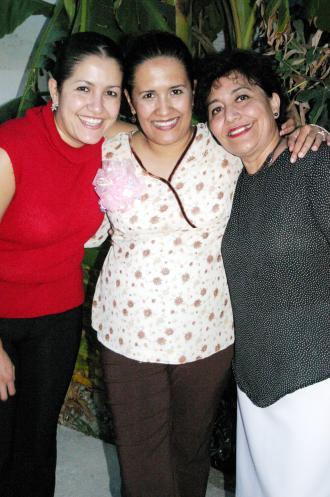  29 de Agosto 

Leonor Adriana Salazar de Sida, en compañía de las osrganizadoras de su fiesta de regalos, Rosa Olga Cortinas y Karla Salazar.