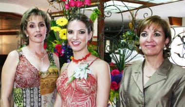 Ana Lucía Fernández Lavín , en compañía de las organizadoras de su despedida de soltera Carmen Lavín de Fernández y MA. Esther Tueme de Humphrey..JPG