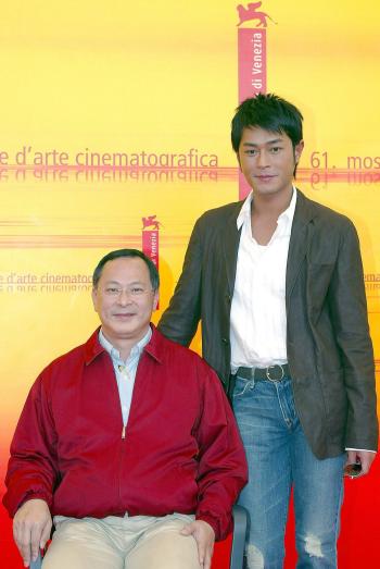 Aquí el director de cine Johnnie To  y el actor Louis Koo presentando la 
pelicula 'Rudao longhu bang'.