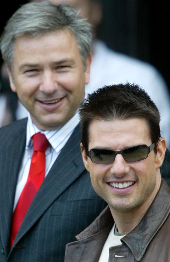 Tom Cruise fue recibido con honores en Berlín, donde firmó en el Libro de Oro de la ciudad y se entrevistó con el alcalde gobernador, Klaus Wowereit.
