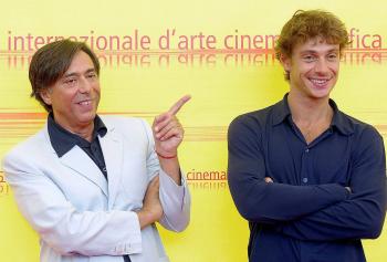 Carlo Freccero, un antiguo oficial de la television estatal Rai, comparte una risa con otro actor, Giorgio Pasotti.