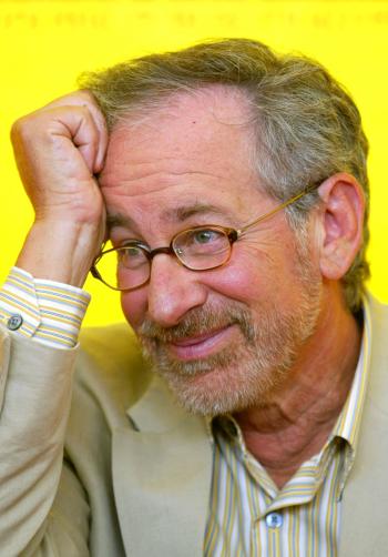 01 de septiembre 

Las grandes estrellas de Hollywood Tom Hanks y Steven Spielberg (Foto) inauguraron la 'Mostra' de Venecia, que ha sido presentada como la edición más ambiciosa en los últimos años, pero su comedia romántica 'The Terminal' no consiguió llevar el festival a las alturas.

 'The Terminal' se estrenó hace dos meses en Estados Unidos, donde crítica y público han dado opiniones encontradas.