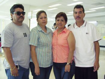 Pedro y Socorro Loera viajaron a Los Ángeles, los despidieron Alfonso y Carmen.