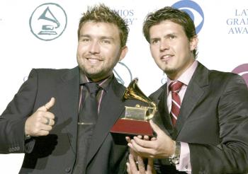 Alfonso y Joel Lizárraga, miembros de la Banda El Recodo, quienes junto con Los Tigres del Norte y Marco Antonio Solís se apoderaron de un galardón cada uno, en las categorías de Mejor Álbum Banda, por Por Ti; Mejor Álbum Norteño, por Pacto de Sangre, y Mejor Canción Regional, por Tu Amor o tu Desprecio, respectivamente.