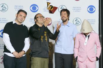 Los mexicanos que recibieron más premios fueron los de Café Tacvba, al conseguir trofeos en las categorías de Mejor Álbum de Música Alternativa, por el disco Cuatro Caminos, y de Mejor Canción de Rock, por Eres.

'Agradecemos este premio y a toda la gente de nuestra casa disquera, a nuestro equipo, staff, nuestras familias y a toda la gente que está aquí y afuera', dijeron los músicos al recibir su galardón.