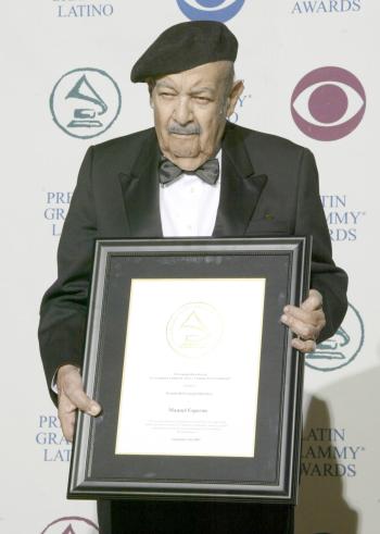 A Manuel Esperón le entregaron su premio a la excelencia. Escribió temas como 'Amor con amor se paga', 'No volveré' y 'Ay, Jalisco no te rajes'.