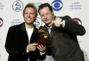 El dueto Sin Bandera que apenas llegó a recoger su premio por un retraso en su vuelo, señaló que este segundo Grammy es muy especial porque renueva su relación con su público y la confianza de seguir juntos.