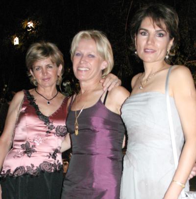  02 de septiembre de 2004

Paty Murra, Dominique Le Sausse y Georgina Salmón.