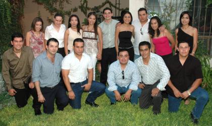 Fernanado Lárraga Castro y Alfa Leticia Rodríguez Díaz acompañados de sus amigos, en la despedida de solteros que les ofrecieron en días pasados con motivo de su próxima boda.