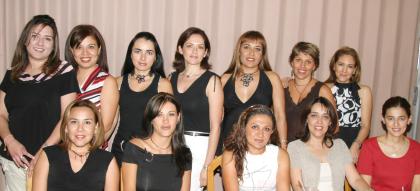  02 de Septiembre de 2004

Pina Martínez, en compañía de algunas de las asistentes a su fiesta de canastilla.