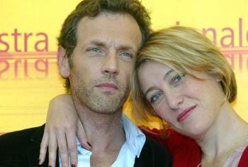 Aquí los actores Stephane Freiss y Valeria Bruni (Der.) quienes comparten créditos en la cinta '5x2'  que recibió un cálido aplauso.

'5x2' aborda cinco etapas diferentes en una relación de pareja. Contada de atrás para alante, comienza con el divorcio de la pareja.