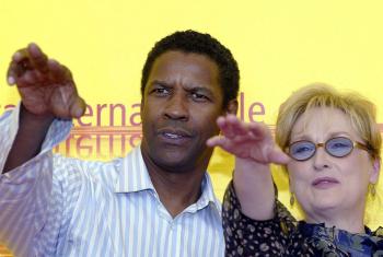 Meryl Streep (Der.) y Denzel Washington (Izq.),  conquistaron el Festival de Cine de Venecia, que inauguró la competición oficial en medio de las tensiones por las falsas alarmas de atentados y las protestas pacíficas del movimiento antiglobalización.

Igualmente elogiados y aplaudidos fueron estos  actores, quienes lanzaron fuera del concurso 'El Embajador del Miedo', de Jonathan Demme, un filme de suspenso y una sátira a la política americana en la era del Marcatismo. 

Washington, dos veces galardonado con el Oscar, que presenta también Hombre en Llamas en la sección Medianoche, heredero del primer gran actor negro estadounidense Sidney Poitier, evitó abordar temas políticos pese a que uno de los filmes que presenta 'es una fábula para advertir que hay que tener cuidado con la manipulación de la información', como lo definió.