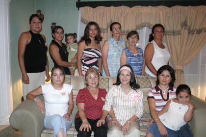 Guadalupe Mesta de Morales, en compañía de algunas de las asistentes a su fiesta de regalos.