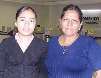  03 de Septiembre de 2004 

Cinthia Nohemí Fernández viajó a Tijuana y fue despedida por María del Sococrro Santoyo.