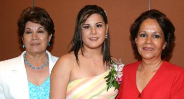 Magda Bernal Flores en compañía de su mamá Magdalena de Bernal y Patricia Leyer de Hurtado.