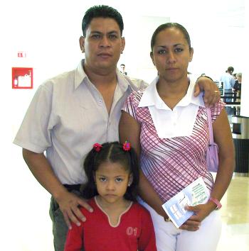 América Martínez y Anahí Jordán viajaron a Tijuana, las despidió Roberto Jordán.