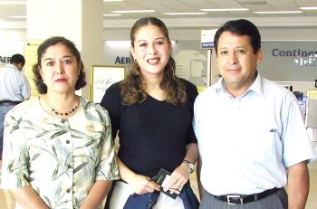  04 de Septiembre de 2004 

Silvia Barbachano viajó a París y fue despedida por Humberto y Silvia Barbachano.