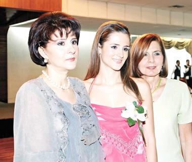  04 de Septiembre de 2004

Dora Alicia Valdés González acompañada de Silvia Murra de García y Dora Alicia González de Valdés, en su despedida .