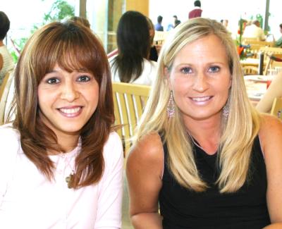 Elsa Mendoza y Annete Rogers.