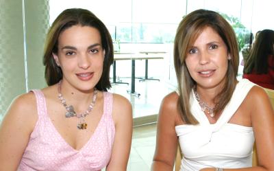 María Esther Sobrino de Barrios y Martha Leal de Barrios.